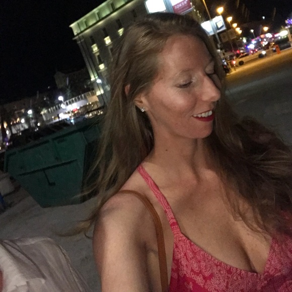 Meet your Posher, Nicole - Picture 2 of 7